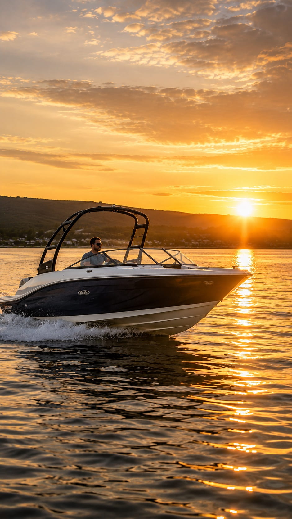 Motorboot auf dem Bodensee im goldenen Sonnenuntergang